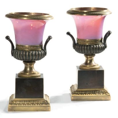 null Paire de vases Médicis en verre opalin rose et bronze à double patine à motifs...