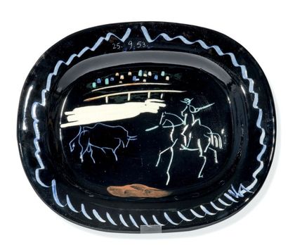PABLO PICASSO (1881-1973) pour MADOURA Corrida sur fond noir
Rare plat ovale en faïence...