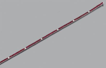 null Bracelet ligne, rubis calibrés (6 cts env.) et diamants, en or 18k