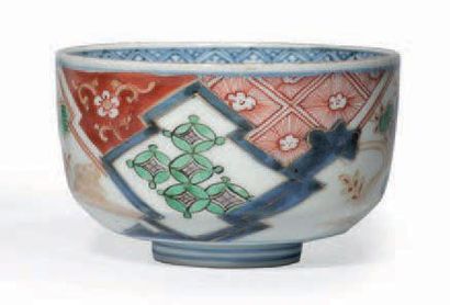 JAPON Imari - XIXe siècle 
Bol en porcelaine décorée en bleu sous couverte, rouge...