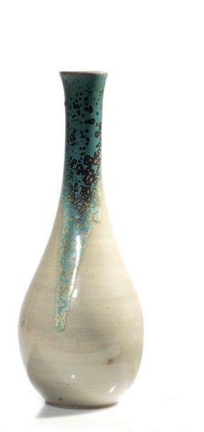 JAPON - XXe siècle 
Vase soliflore en grès émaillé beige à décor de coulures vertes...