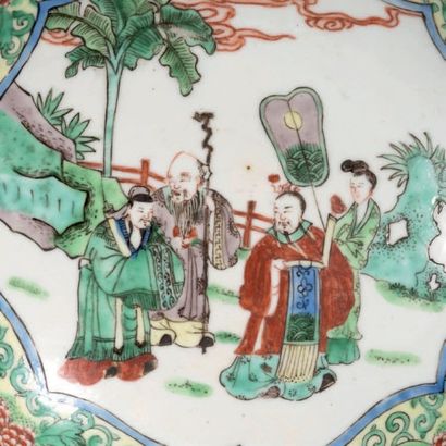 CHINE - XIXe siècle 
Boite de forme lenticulaire en porcelaine décorée en émaux polychromes...