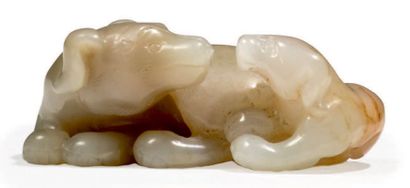 CHINE - Epoque QING (1644 - 1911) 
Groupe en néphrite céladon et rouille, chienne...