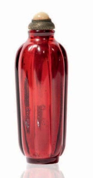 CHINE - XIXe siècle 
Flacon tabatière en verre rouge à côtes.
H. 6,5 cm.
Bouchon...