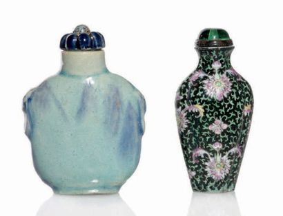 CHINE - XIXe siècle 
Ensemble comprenant deux flacons tabatière en porcelaine, l'un...