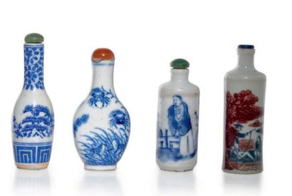 CHINE - XIX/XXe siècle 
Ensemble comprenant quatre flacons en porce­laine dont deux...