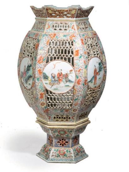 CHINE - XIXe siècle 
Lanterne de forme hexagonale en porcelaine émaillée polychrome...