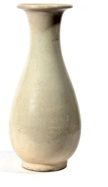 CHINE - XIXe siècle 
Vase à panse basse et col évasé en grès émaillé blanc craquelé....