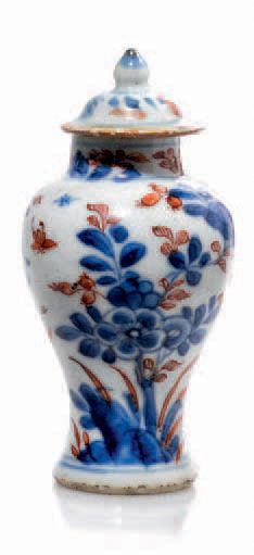 CHINE - XIXe et XXe siècle 
Ensemble comprenant neuf petits vases miniatures en porcelaine...