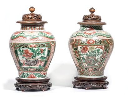 CHINE - EPOQUE KANGXI (1662 - 1722) 
Paire de potiches balustre en porcelaine émaillée...