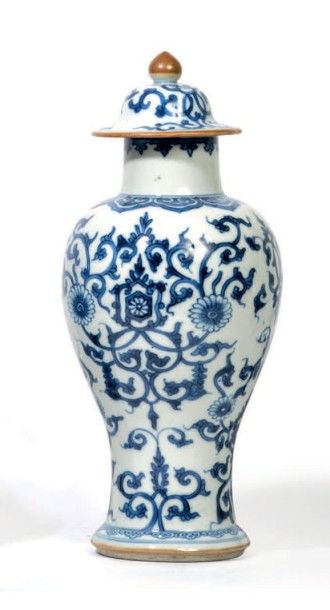 CHINE - XVIIIe siècle 
Potiche en porcelaine à décor en bleu sous couverte de fleurs...