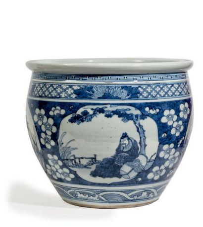 CHINE - XIXe siècle 
Vasque en porcelaine décorée en bleu sous couverte de quatre...