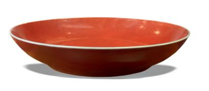 CHINE - XVIIIe siècle 
Grande coupe en porcelaine émaillée rouge corail.
Diam. 38,5...