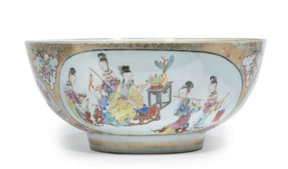 CHINE - FIN EPOQUE QIANLONG (1736 - 1795) 
Grand bol à punch en porcelaine à décor...