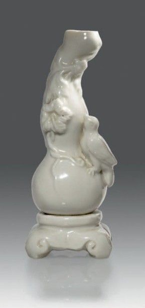 CHINE - Début XXe siècle 
Petit vase en forme de double gourde en porce­laine émaillée...