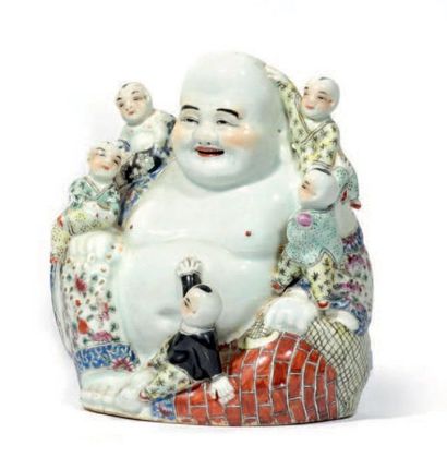 CHINE - Début XXe siècle 
Groupe en porcelaine émaillée poly­chrome, Budai assis...