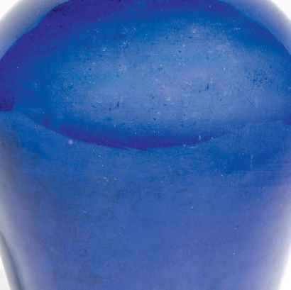 CHINE - XVIIIe/XIXe siècle 
Vase bouteille en verre bleu.
Au revers, la marque apocryphe...