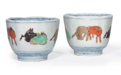 JAPON Epoque MEIJI (1868 - 1912) Paire de petits bols lobés en porcelaine, à décor...