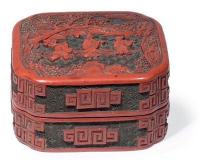 CHINE - Fin XIXe siècle 
Petite boite de forme carrée en laque rouge et noir sculpté...