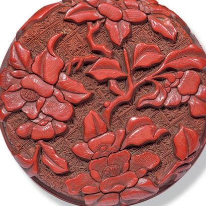 CHINE - Epoque MING (1368 - 1644), XVIIe siècle 
Boite ronde en laque rouge, à décor...