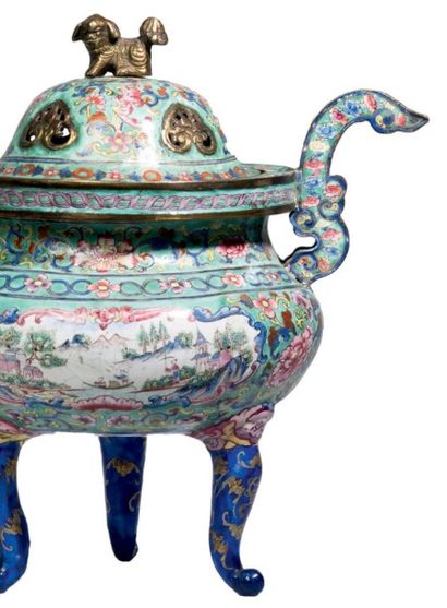 CHINE - XVIIIe siècle 
Brûle-parfum tripode en cuivre et émaux peints à décor de...