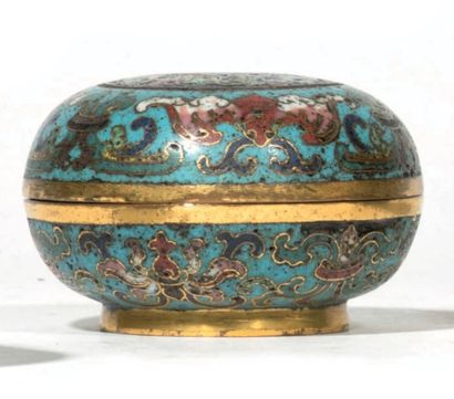 CHINE - XVIIIe siècle 
Boite ronde en bronze et émaux cloisonnés polychromes à décor...