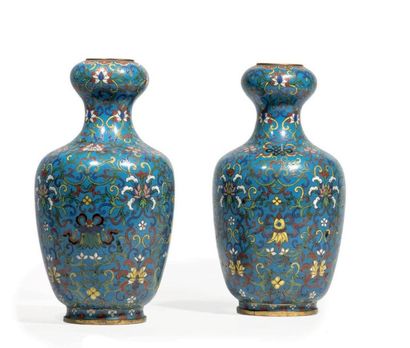 CHINE - XIXe siècle 
Paire de vases gousse d'ail dit “suantouping”, en bronze doré...
