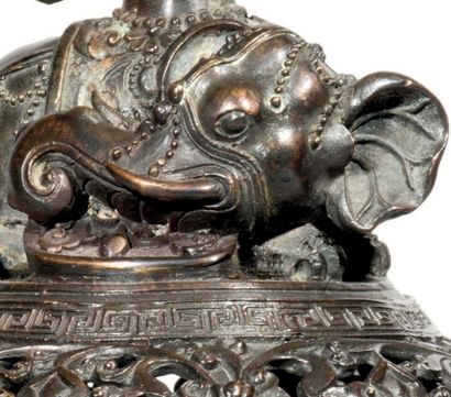 CHINE - Epoque QIANLONG (1736 - 1795) 
Brûle-parfum tripode en bronze à patine brune...