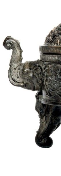 CHINE - Epoque QIANLONG (1736 - 1795) 
Brûle-parfum tripode en bronze à patine brune...