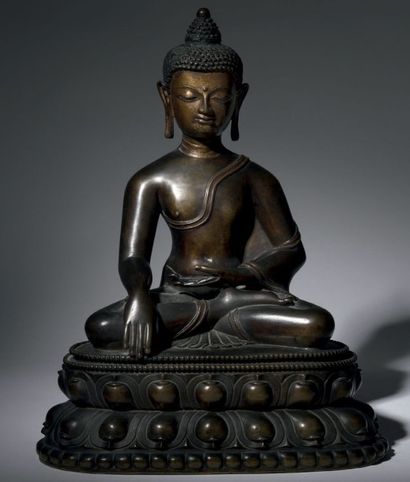 TIBET - XVIIe/XVIIIe siècle 
Statuette de bouddha Sakyamuni en laiton à patine brune,...