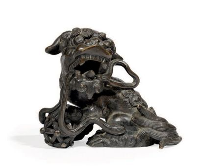 CHINE - XIXe siècle 
Statuette de chimère en bronze à patine brune, assise, la tête...