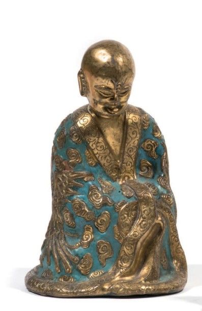 CHINE - Epoque QING (1644 - 1911) 
Statuette de luohan en cuivre repoussé doré et...