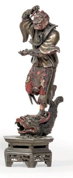 CHINE - XIXe siècle 
Statuette en bronze laqué or et rouge de Kui Xing debout sur...