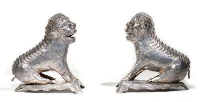 CHINE - Début XXe siècle 
Paire de chimères en argent assises sur des socles tripodes.
H....