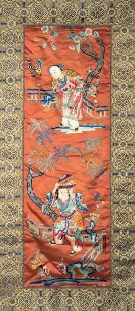 CHINE - XXe siècle 
Quatre panneaux en soie rouge, à décor brodé aux fils dorés et...