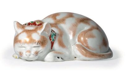 JAPON Fours de Kutani - XIXe siècle Chat en porcelaine émaillée polychrome, dormant...