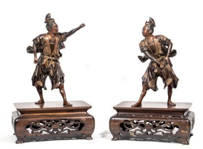 JAPON - Epoque MEIJI (1868 - 1912) 
Deux statuettes de samouraïs en bronze à patine...