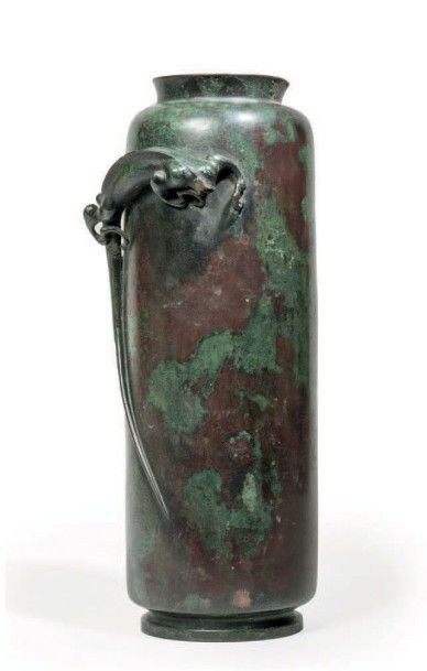 JAPON - Epoque MEIJI (1868 - 1912) Vase de forme cylindrique en bronze à patine brun...
