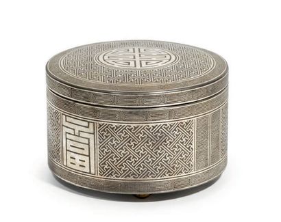 COREE - Vers 1900 Boite ronde tripode en argent filigrané à décor de swastika et...