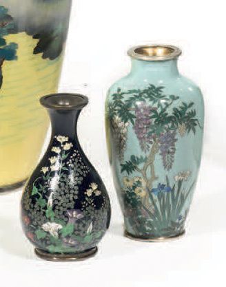 JAPON Epoque MEIJI (1868 - 1912) Deux vases miniatures en émaux cloisonnés, l'un...