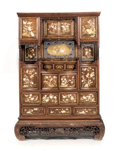 JAPON - Epoque MEIJI (1868 - 1912) 
Important cabinet en bois à décor en laque or...