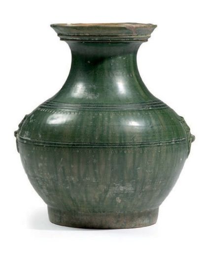 CHINE 
Vase de forme “hu” en terre cuite émaillée verte à décor de lignes concentriques...