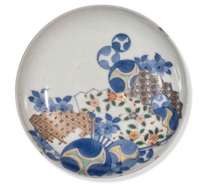 JAPON, dans le style nabeshima Fin XIXe/Début XXe siècle Coupe en porcelaine à décor...