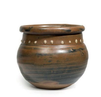 CHINE - Epoque YUAN (1279 - 1368) 
Petit pot de forme balustre en grès émaillé brun...