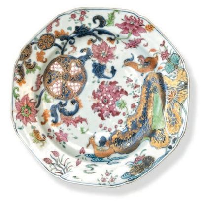 CHINE - XVIIIe siècle 
Assiette en porcelaine polylobée à décor émaillé polychrome...