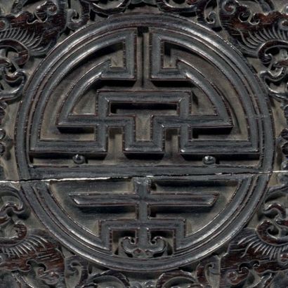 CHINE - XVIIIe siècle 
Couvercle de boite rectangulaire en zitan sculpté de quatre...