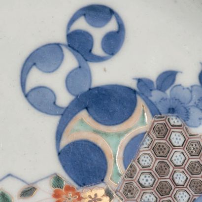 JAPON, dans le style nabeshima Fin XIXe/Début XXe siècle Coupe en porcelaine à décor...