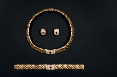 VAN CLEEF & ARPELS 
Parure en or jaune 18K (750°/00) composé d’un collier, un bracelet...