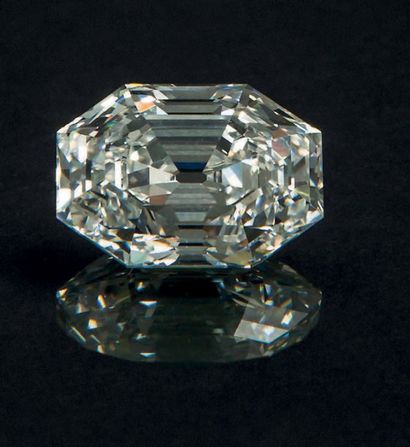null Bague en platine (950°/00) sertie d'un diamant rectangulaire à pans coupés et...