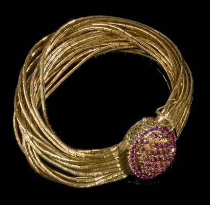 null Bracelet ruban composé de quinze brins en or jaune brossé 18K (750°/00), à motif...